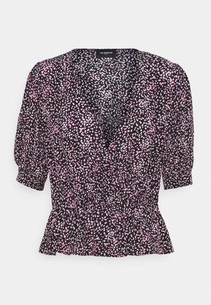Zwarte blouse met roze en witte gevlekte print, V-hals, puffen mouwen, geplooide taille en gerimpelde zoom.