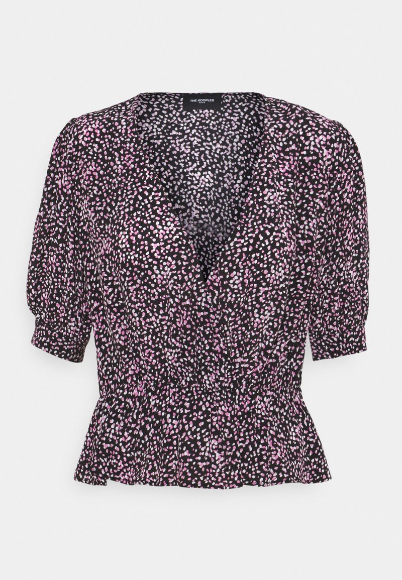 Blouse noire avec un motif tacheté rose et blanc, col en V, manches bouffantes, taille froncée et ourlet à volants.