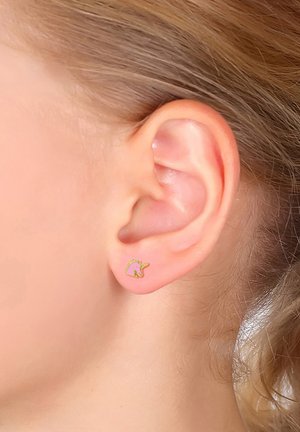 Guld enhjørning stud ørering, minimalistisk design, med en fantasifuld form og glat tekstur, båret på øreflippen.