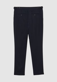 Die marineblauen Hosen verfügen über einen glatten Stoff, schmal zulaufende Beine, zwei Gesäßtaschen und einen Knopfverschluss. Das Design ist schlicht und maßgeschneidert.