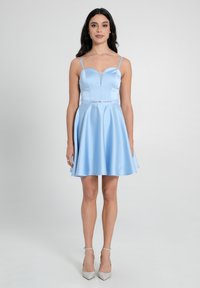 Helles blaues, ärmelloses Kleid mit tailliertem Oberteil und ausgestelltem Rock. Satinmaterial, detaillierter Taillenbund mit Verzierungen und verstellbaren Trägern.