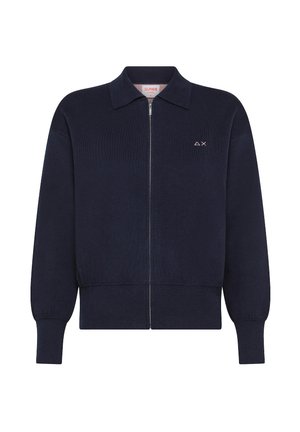 Cardigan zip-up navy con collo a camicia. Presenta polsini e cinturino elasticizzati. Piccolo logo sul lato sinistro del petto. Tessuto testurizzato.