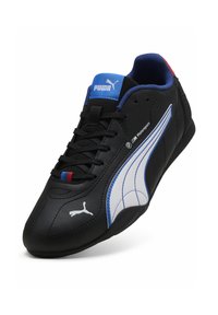 Schwarzer Ledersneaker mit blauen und weißen Akzenten, schlankem Design, Schnürverschluss und einer Gummisohle mit Katzenlogo.