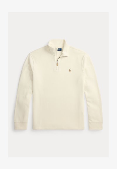 Κρεμ πουλόβερ με μακριά μανίκια, φερμουάρ ως το μεσαίο σημείο και μικρό κεντημένο λογότυπο στο αριστερό μέρος του στήθους, τοποθετημένο επίπεδα σε λευκό φόντο.