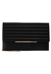 Svart rektangulär kuvertväska med horisontell kviltad textur på locket, slät nedre del, guldaccentstång och en delvis synlig guldkedja.