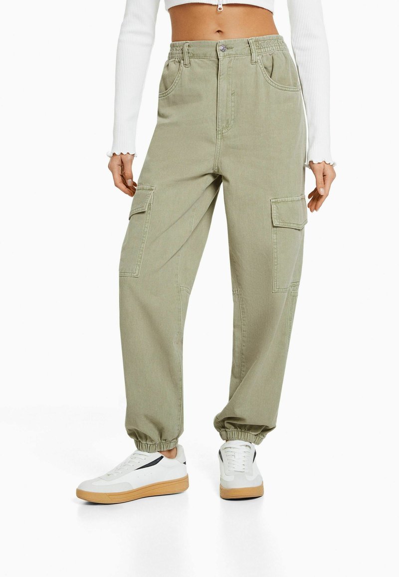 Bershka WITH GATHERED WAIST AND POCKETS Cargo trousers green