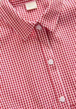 Kurzärmeliges Hemd aus rot-weiß kariertem Vichykaro mit klassischem Kragen, zwei weißen Knöpfen und texturierter Stoffstruktur. Markenlabel sichtbar.