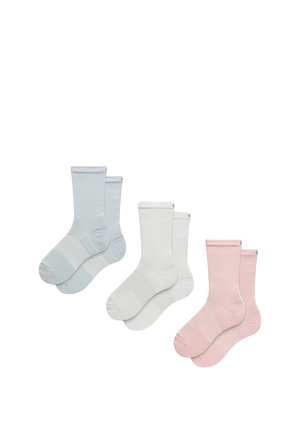 Trois paires de chaussettes montantes côtelées en bleu clair, blanc et rose, disposées en rangée sur un fond blanc.