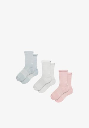 Trois paires de chaussettes montantes côtelées en bleu clair, blanc et rose, disposées en rangée sur un fond blanc.