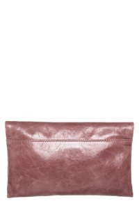 Bolso de mano de cuero texturizado en rosa oscuro con forma rectangular, que presenta un diseño simple y un ligero brillo. Sin hardware o acentos visibles.