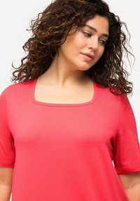 Ulla Popken CARREE-AUSSCHNITT - T-shirt basic - dark coral