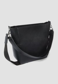 Borsa a tracolla in pelle nera con finitura texturizzata, forma trapezoidale e tracolla regolabile. Presenta un design semplice e pulito, senza decorazioni.