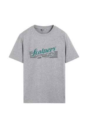 Camiseta gris de manga corta con cuello redondo, con texto en color azul verdoso y gris oscuro que dice "Scalpers Chocolate Balls" y líneas horizontales decorativas.