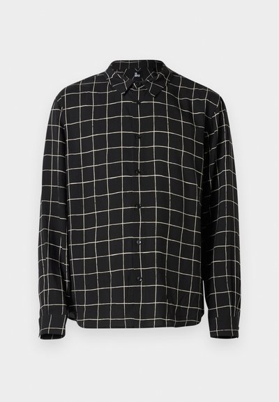 Zwarte lange mouwen shirt met een ruitpatroon in beige. Voorzien van een knoopsluiting aan de voorkant en een klassieke kraag. Gladde textuur, minimalistisch ontwerp.
