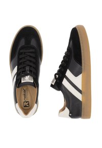 Černé tenisky s texturovanou kůží a semišem, zdobené bílými pruhy a gumovou podrážkou. Šněrovací design s polstrovaným interiérem.