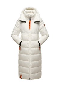 Witte pufferjas met een lange silhouet, geïsoleerde secties, zwarte accenten en een oranje rits. Beschikt over een hoge kraag en zijzakken.