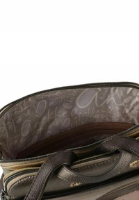 Braune und graue Handtasche mit strukturierter Außenseite, Reißverschluss und einem Innenfutter mit Muster in hellen Tönen.