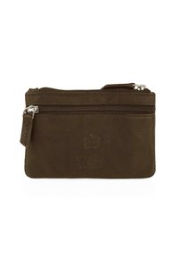 Billetera de cuero marrón con un acabado texturizado, que cuenta con un cierre de cremallera y un logotipo en relieve en la parte frontal. Forma rectangular compacta con una correa.