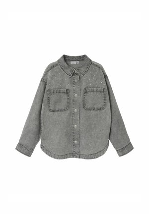 Giacca di denim grigio con apertura a bottoni, due tasche sul petto e borchie decorative vicino al colletto. Presenta una vestibilità rilassata e maniche lunghe.