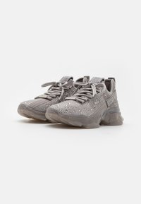 Graue Sneakers mit einem strukturierten Textilobermaterial, verziert mit glitzernden Akzenten, runder Zehenform, gepolsterter Sohle und Logodetail an der Seite.