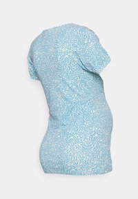 Top azul de manga curta com um padrão abstrato branco. Apresenta um design ajustado, tecido suave e uma bainha arredondada, adequado para várias ocasiões.