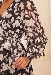 Friends Like These REGULAR FIT RUFFLE WRAP - Denné šaty - cream