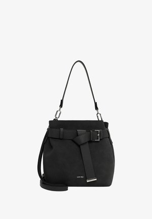 Sort suedetasker med en struktureret form, der har et bælteakcent og sølv hardware. Justerbar skulderrem for alsidighed.
