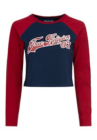 Gekürztes Langarmshirt mit navyfarbigem Körper und roten Raglanärmeln. Verfügt über einen weißen und roten "True Religion 02"-Druck auf der Vorderseite. Aus Baumwollmaterial.