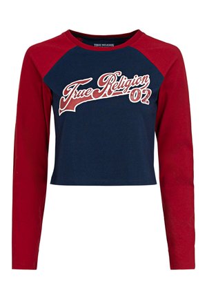 Korte, geknipte longsleeve-shirt met een marineblauwe body en rode raglanmouwen. Voorzien van een witte en rode grafische print "True Religion 02" op de voorkant. Gemaakt van katoen.