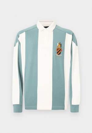 Πόλο μακρυμάνικη μπλούζα σε γαλάζιες και λευκές ρίγες, με κεντημένο θυρεό στο στήθος και κλασικό γιακά.