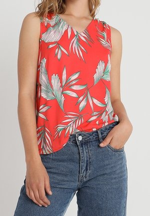 Top senza maniche rosso con scollatura a V, caratterizzato da stampe di foglie di palma verdi. Realizzato in tessuto leggero, abbinato a jeans in denim blu a vita alta.