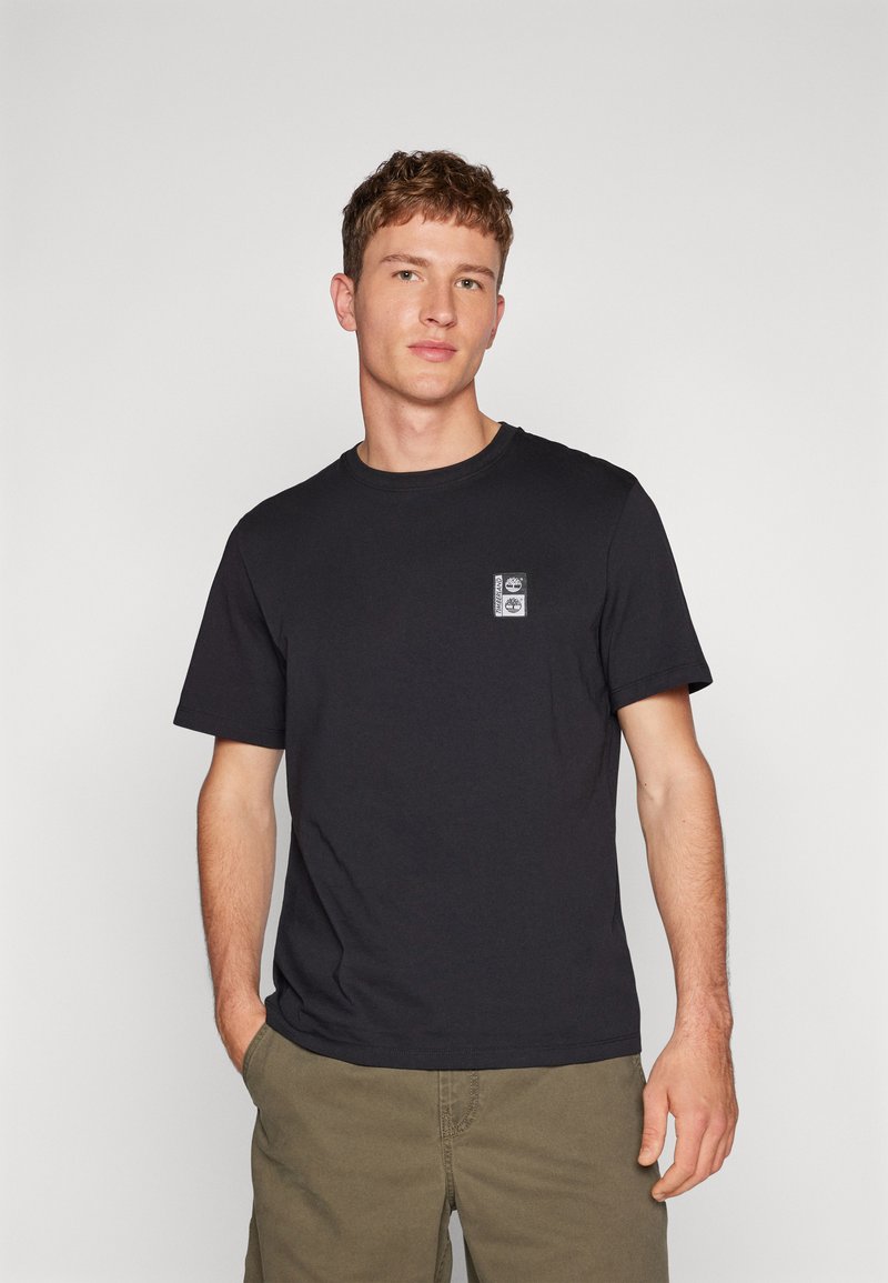 Camiseta Mister Tee Moroccan Nights - Hombre, Color Negro, Estampado Frontal | Básica Casual Cómoda