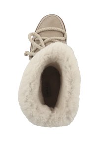 Zapato de ante beige con cordones trenzados y un forro de piel de oveja crema muy suave. El interior es oscuro, mostrando un acabado suave y texturizado.