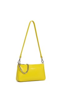 Borsa a tracolla in pelle gialla con una forma rettangolare elegante, dotata di una tracolla rimovibile, dettagli in catena argentata e logo del marchio impresso.