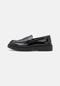 Schwarze Lackleder-Loafer mit runder Zehenform, einem dekorativen Riemen und einer dicken schwarzen Gummisohle. Glatte, glänzende Textur mit minimalen Nähten.