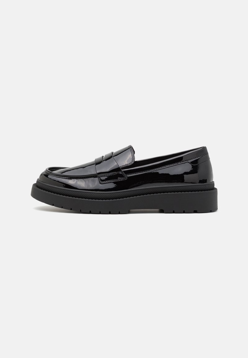 Schwarze Lackleder-Loafer mit runder Zehenform, einem dekorativen Riemen und einer dicken schwarzen Gummisohle. Glatte, glänzende Textur mit minimalen Nähten.
