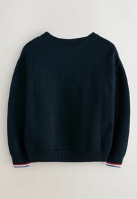 Maglione lavorato a maglia blu navy con scollo rotondo, polsini e orlo a costine. I polsini presentano strisce rosse, bianche e blu alla fine.
