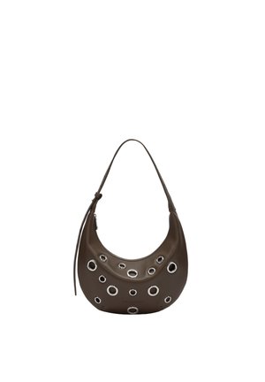 Brązowa torebka w kształcie księżyca z paskiem na ramię, zdobiona na froncie srebrnymi metalowymi oczkami o różnych rozmiarach.