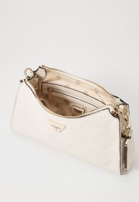 Borsa a tracolla in pelle bianca con texture, chiusura a zip, rivestimento interno beige, scomparti multipli e dettagli in metallo dorato.