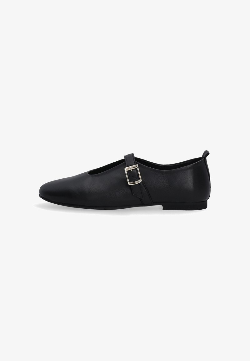 Schwarze Leder-Ballettschuhe mit flacher Sohle, spitzem Zeh und einer dekorativen Schnalle am Riemen. Glatte Textur, minimalistisches Design.