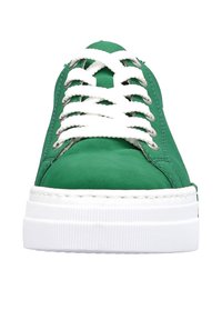 Baskets vertes avec semelle blanche épaisse et lacets blancs, vues de face sur fond blanc.