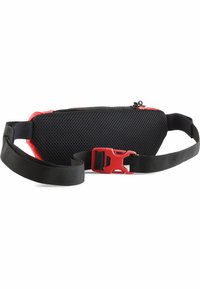 Bolso de cintura de malla negra con acentos rojos, correa ajustable y hebilla de liberación rápida. Cuenta con un compartimento con cremallera para almacenamiento.