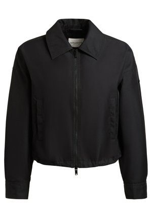 Czarna kurtka na zamek błyskawiczny z ostrym kołnierzem, długimi rękawami i dwoma pionowymi bocznymi kieszeniami, krótka, sięgająca talii.