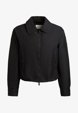 Sort lynlåsjakke med spids krave, lange ærmer og to lodrette sidelommer, kort i taljen.