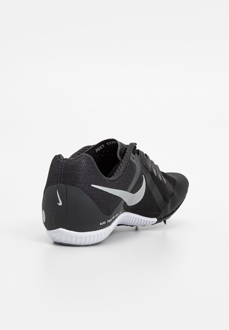 Czarne kolce biegowe Nike z białym logo swoosh, siateczkowa górna część, podeszwa z kolcami i tekst "Just Send It" wewnątrz kołnierza pięty.