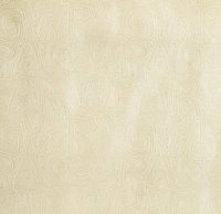 Teksturert stoff med et gjentakende mønster av stiliserte ord i hvitt, på en lys beige bakgrunn. Minimalistisk og linjær design.