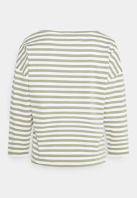 Stribet langærmet top med vekslende olivenfarvede og hvide vandrette striber, rund halsudskæring og blødt bomuldsstof.