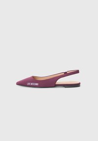 Burgundi slingback lapos cipők hegyes orral, puha anyagból, és "LOVE MOSCHINO" felirattal az oldalukon. Lapos talp és nyitott sarok kialakítás.