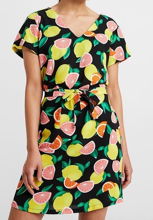 Schwarzes V-Ausschnitt-Kleid mit kurzen Ärmeln, Taillenschnürung und einem leuchtenden Zitrusfrüchtemuster mit Zitronen- und Grapefruitscheiben.
