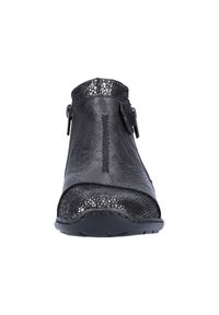 Bottes noires à la cheville avec un matériau supérieur texturé, une fermeture éclair à l'avant et un embout lisse contrastant. Conçues pour le confort avec une semelle plate.